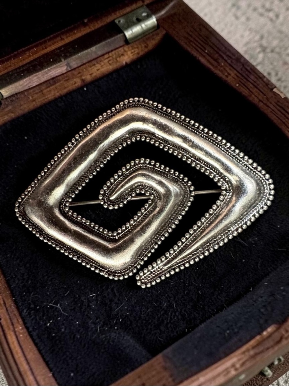 JJ Vintage Elegant Spiral Statement Brooch in Silver